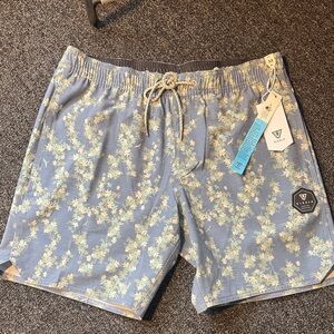 VISSLA Men's Floral Patterned Swim Shorts